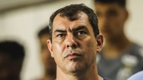 Fábio Carille antes da partida contra o Guarani. Técnico recebe críticas da torcida.
