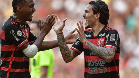 Pedro e Lorran comemoram gol do Flamengo, contra o Corinthians, no Maracanã. Foto: Thiago Ribeiro/AGIF
