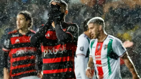 Jogador do Flamengo lamenta durante partida contra o Palestino. Foto: PhotoSport/AGIF