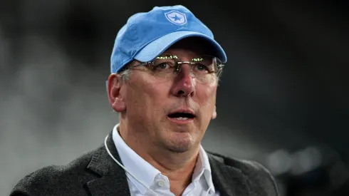 John Textor teve rebaixamento de seu clube na Bélgica. 
