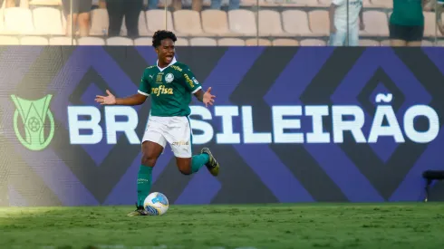 SP - BARUERI - 12/05/2024 - BRASILEIRO A 2024, PALMEIRAS X ATHLETICO-PR - Endrick jogador do Palmeiras disputa lance com durante partida no estadio Arena Barueri pelo campeonato Brasileiro A 2024. Foto: Marco Miatelo/AGIF