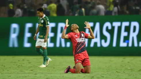 Madson jogador do Athletico-PR comemora seu gol durante partida contra o Palmeiras. Foto: Anderson Romao/AGIF
