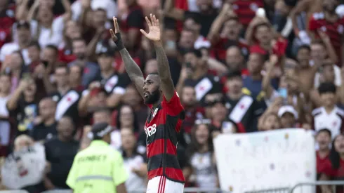Torcida do Vasco canta para o Flamengo em São Januário