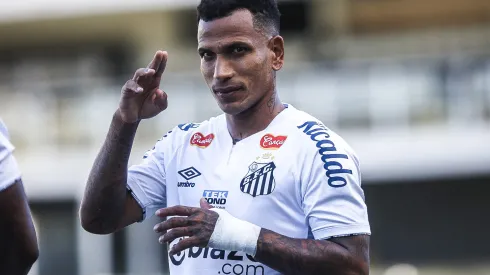 SANTOS X PAYSANDU – Otero jogador do Santos durante execucao do hino nacional antes da partida contra o Paysandu no estadio Vila Belmiro pelo campeonato Brasileiro B 2024. Foto: Reinaldo Campos/AGIF
