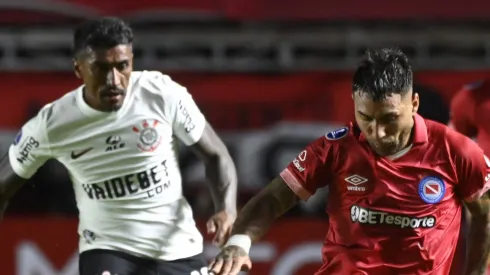 Paulinho em dividida contra o Argentinos Juniors jogando pelo Corinthians na Sul-Americana. Foto: Fotobairesarg/AGIF
