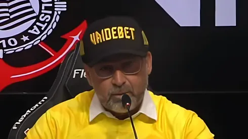 Augusto Melo em coletiva de imprensa no mês de janeiro. Dirigente fecha negócio com empresa. Foto: Reprodução/ Youtube Corinthians TV.