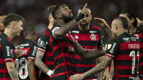 Gerson jogador do Flamengo comemora seu gol com jogadores do seu time durante partida contra o Bolivar no estadio Maracana pelo campeonato Copa Libertadores 2024. Foto: Jorge Rodrigues/AGIF
