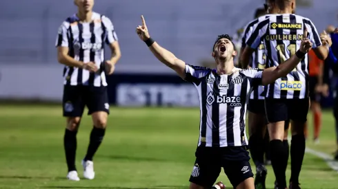 Santos entrará em campo neste final de semana. Giuliano, do Santos, comemora gol na Série B. Marcello Zambrana/AGIF.
