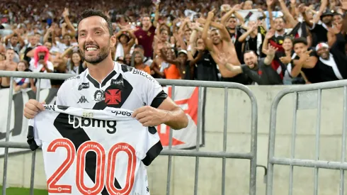 Nenê sorteia camisa dos 200 jogos pelo Vasco.