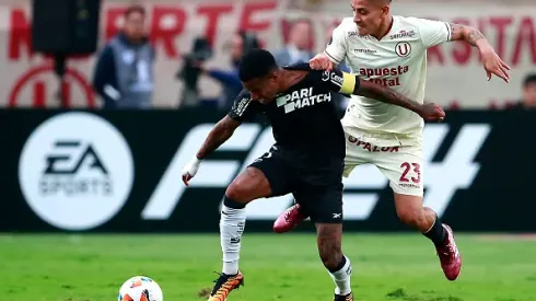 Tchê Tchê, do Botafogo, e Murrugarra, do Universitario, durante jogo da Libertadores. 
