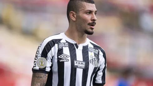 Alison está afastado por lesão no joelho