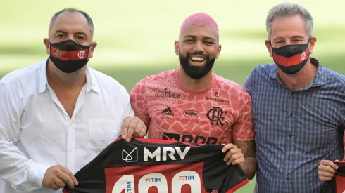 Gabigol, Marcos Braz e Rodolfon Landim posam para foto com a camisa de 100 jogos de Gabi no Flamengo, em 2020. Foto: Fernando Soutello/AGIF
