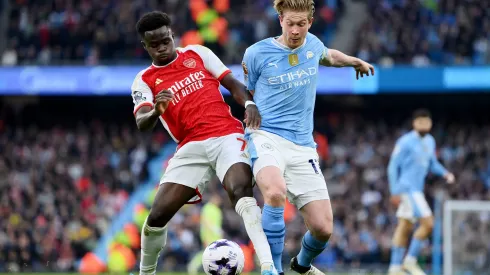 MANCHESTER, Bukayo Saka do Arsenal em disputado com Kevin De Bruyne do Manchester City . (Foto de Justin Setterfield/Getty Images)