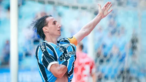  Geromel o jogador mais longevo do futebol brasileiro- Pedro Geromel jogador do Gremio comemora seu gol durante partida contra o Guarany de Bage no estadio Arena do Gremio pelo campeonato Gaucho 2024. Foto: Maxi Franzoi/AGIF
