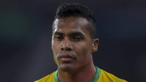 Família pressiona Alex Sandro para assinar com o São Paulo