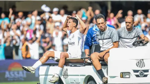 JP Chermont foi ovacionado ao sair de campo na Vila Belmiro. Foto: Reinaldo Campos/AGIF
