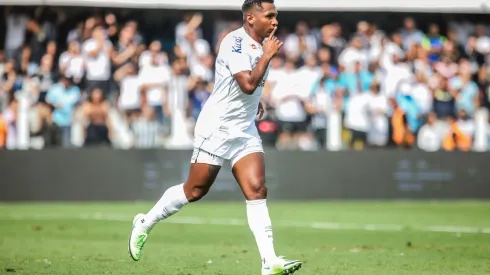 Morelos jogador do Santos comemora seu gol durante partida contra o Brusque. Foto: Reinaldo Campos/AGIF
