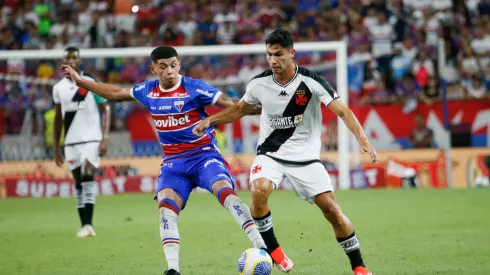 jogador do Fortaleza disputa lance com  jogador do Vasco. Foto: Baggio Rodrigues/AGIF
