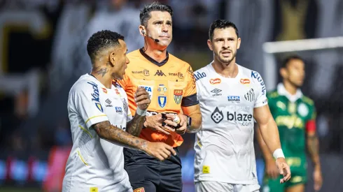 O arbitro Flavio Rodrigues de Souza durante partida entre Santos e Palmeiras no estadio Vila Belmiro pelo campeonato Paulista 2024. Foto: Abner Dourado/AGIF
