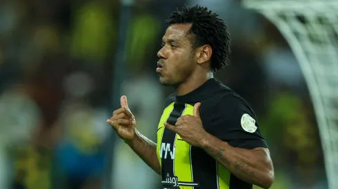 Romarinho comemorando gol pelo Al-Ittihad - Foto: Yasser Bakhsh/Getty Images