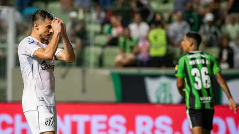 Willian Bigode jogador do Santos durante partida contra o America-MG. Foto: Fernando Moreno/AGIF
