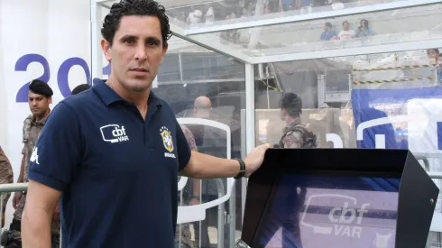 O árbitro Daniel Nobre Bins VAR (recurso de video) antes da partida entre Cruzeiro e Atletico-MG no estádio Mineirão pelo campeonato Brasileiro A 2019. Foto: Fernando Moreno/AGIF
