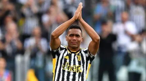 Alex Sandro emocionado em sua despedida e sendo aplaudido por torcedores da Juventus em Turin na Italia. (Photo by Valerio Pennicino/Getty Images)