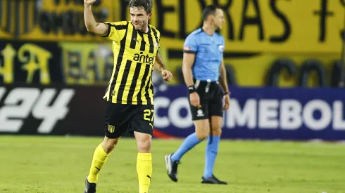 Lucas Hernández, do Peñarol, em campo pela Libertadores (Foto: Ernesto Ryan/Getty Images)
