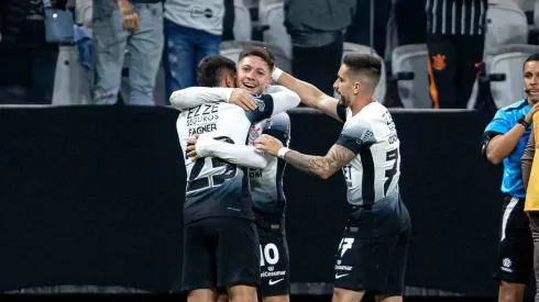 Garro, Fagner e Coronado comemoram gol do Corinthians.  Foto: Leonardo Lima/AGIF
