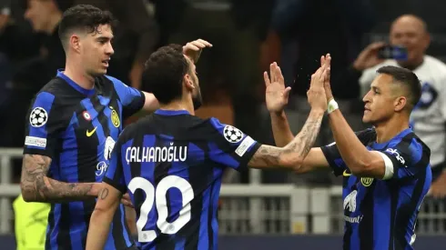 Alexis Sánchez ao lado de outros jogadores da Inter de Milão