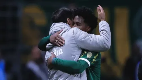 Foto: Ettore Chiereguini/AGIF – Endrick abraça Abel Ferreira em sua última partida pelo Palmeiras
