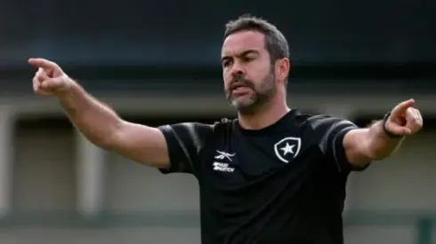 Foto: Vitor Silva/Botafogo - Arthur Jorge, técnico do Botafogo, define time para encarar o Corinthians