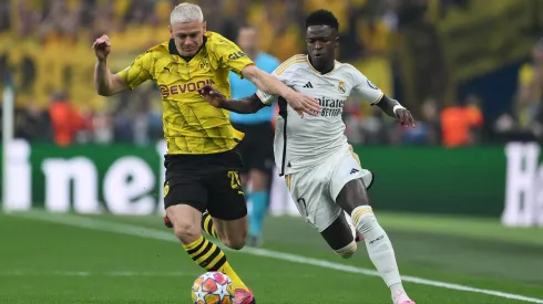 Vini Jr. e Ryerson disputam bola em Wembley, na final da Champions entre Borussia Dortmund e Real Madrid. Foto: David Ramos/Getty Images.
