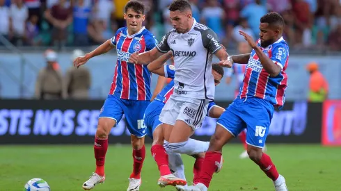 Cicinho, jogador do Bahia disputa lance com Paulinho, jogador do Atletico-MG durante partida no estadio Arena Fonte Nova pelo campeonato Brasileiro A 2023. Foto: Walmir Cirne/AGIF
