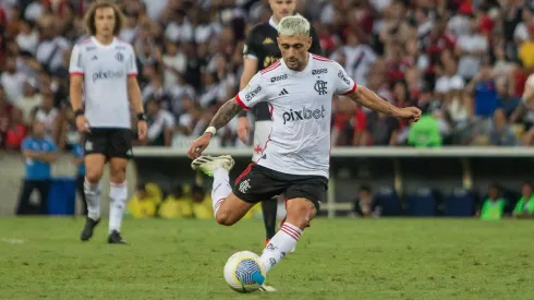 Meio-campista foi o principal destaque no clássico