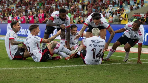 Jogadores do Flamengo comemora gol durante partida contra o Vasco no Maracana. Foto: Thiago Vasconcelos Dos Santos/AGIF
