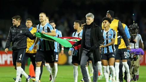 Grêmio tenta feito histórico após retornar ao futebol em meio às tragédias climáticas que abalaram o Rio Grande do Sul (Foto: Heuler Andrey/Getty Images)
