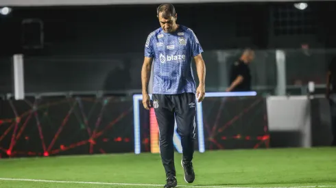 Fábio Carille viu o Santos perder marca para o Botafogo-SP. 
