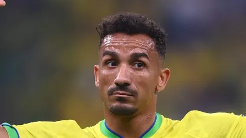 Danilo em partida contra Sérvia na Copa do Mundo de 2022. Lateral é comentado pela torcida rubro-negra. Foto: Laurence Griffiths/Getty Images
