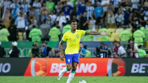 RJ - RIO DE JANEIRO - 21/11/2023 - ELIMINATORIAS COPA DO MUNDO 2026, BRASIL X ARGENTINA - Gabriel Magalhaes jogador do Brasil durante partida contra o Argentina no estadio Maracana pelo campeonato Eliminatorias Copa Do Mundo 2026. Foto: Fabio Moreira Pinto/AGIF