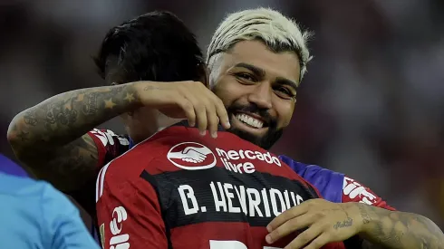 Bruno Henrique comemorando com Gabigol seu gol em partida entre Flamengo e Aucas-EQU, no Maracanã, pela Copa Libertadores da América, no dia 28/06/2023. 
