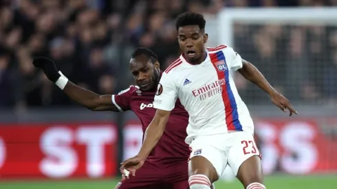 Foto: Eddie Keogh/Getty Images – Thiago Mendes durante partida pelo Lyon
