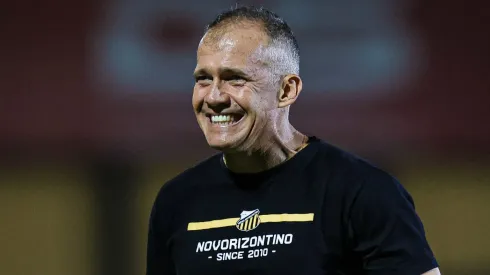 Santos precisa vencer o Novorizontino, de Eduardo Baptista.
