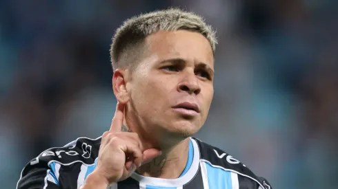 RS – PORTO ALEGRE – 17/04/2024 – BRASILEIRO A 2024, GREMIO X ATHLETICO-PR – Yeferson Soteldo jogador do Gremio comemora seu gol durante partida contra o Athletico-PR no estadio Arena do Gremio pelo campeonato Brasileiro A 2024. 
