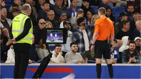 Foto: Ryan Pierse/Getty Images – VAR sendo utilizado em um jogo da Premier League
