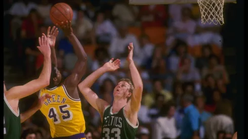 Lakers e Celtics foram a rivalidade que ajudou a NBA a sair do buraco nos anos 1980 (Foto: Rick Stewart/Getty/Allsport)
