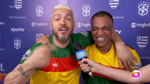 Belo e Denilson se abraçam nos bastidores do evento – Foto: Globo
