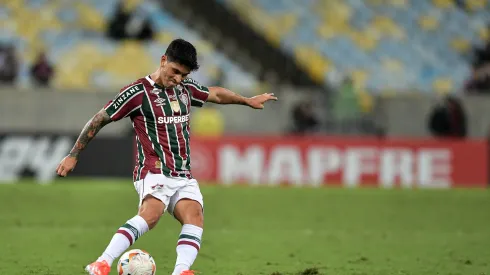 Cano volta aos treinos com o Fluminense após lesão.
