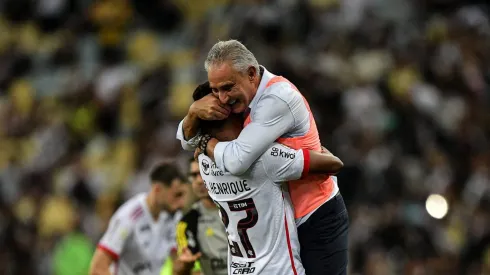 Tite comemorando gol de Bruno Henrique contra o Gigante da Colina. Foto: Thiago Ribeiro/AGIF
