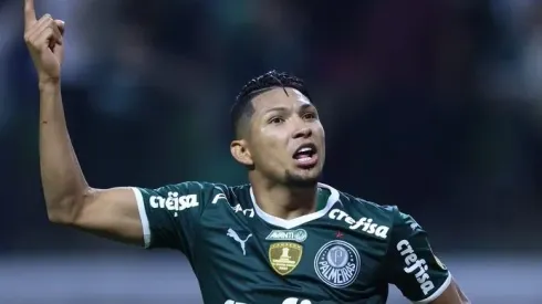 Foto: Alexandre Schneider/Getty Images - Rony recebe homenagem do Palmeiras pelos 250 jogos